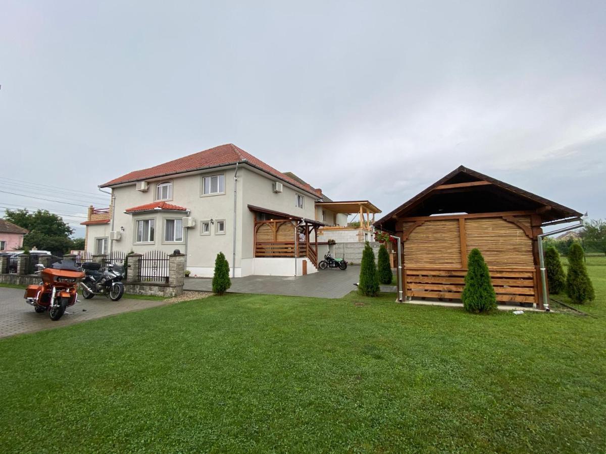 Absolut Residence Haţeg Εξωτερικό φωτογραφία